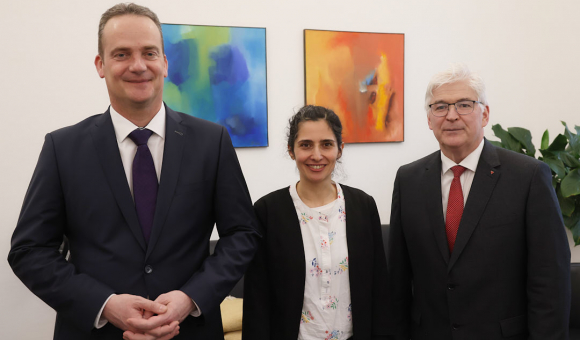 Ministerpräsident Paasch, die Berliner Vizepräsidentin des Abgeordnetenhauses Dr. Haghanipour und Parlamentspräsident Servaty (c) FM Arndt focusmedia